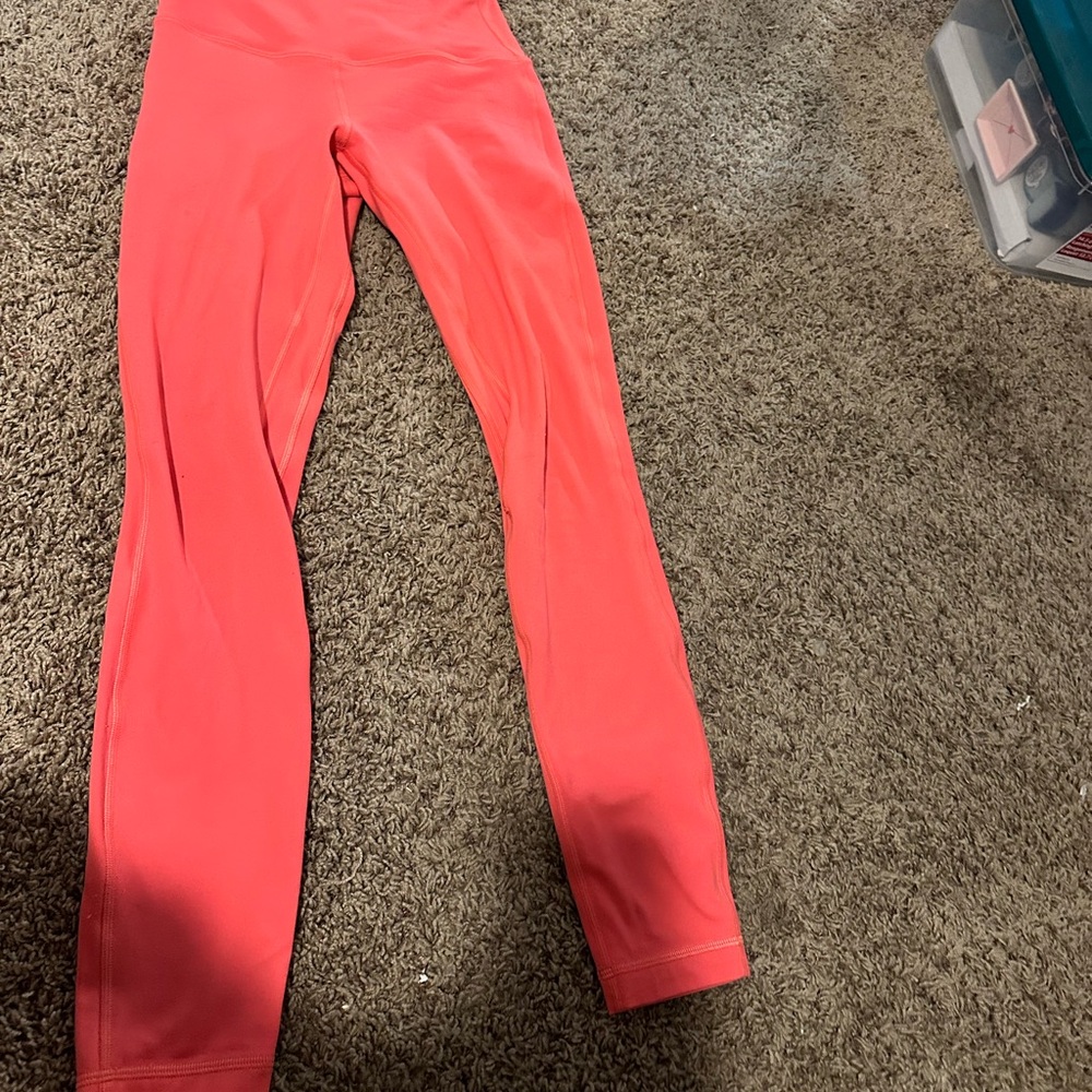 LIKE NEW LIPGLOSS SIZE 6 LULULEMON LEGGINGS 28”!!!